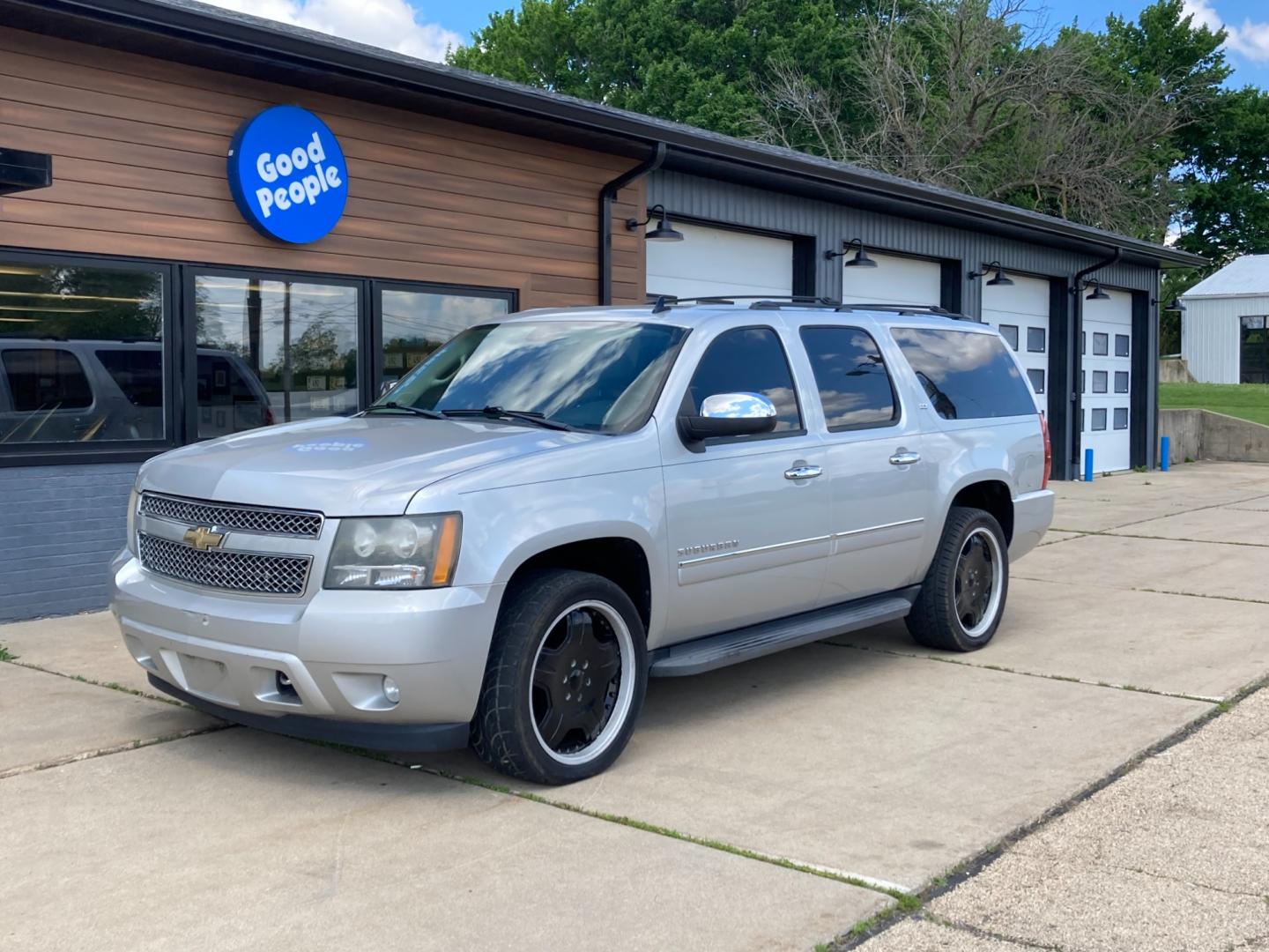 2011 Bright Silver Met Chevrolet Suburban LTZ 1500 4WD (1GNSKKE38BR) with an 5.3L V8 OHV 16V FFV engine, 4-Speed Automatic transmission, located at 1800 South Ihm Blvd, Freeport, IL, 61032, (815) 232-5543, 42.278645, -89.607994 - Photo#3